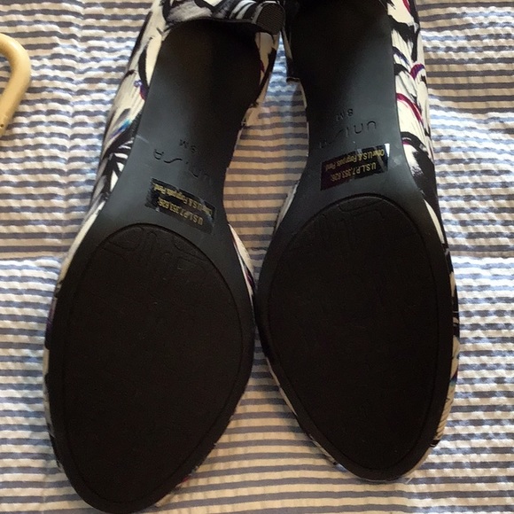 Women’s NWT open toe floral heels - Picture 3 of 6